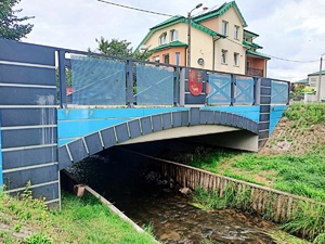 ładunek wybuchowy znajdujacy się w papierowej torbie pod mostem