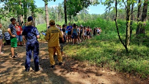 policjantka i strażak z harcerzami podczas zbiórki