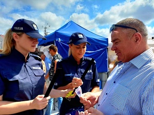 policjantki w rozmowie z mieszkańcem