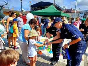 policjantki rozdające odblaski dzieciom