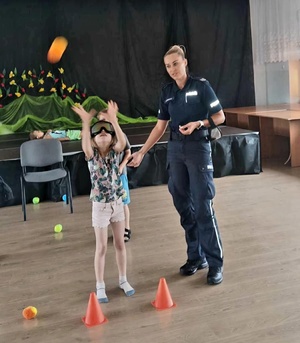 policjantka z dziewczynką w alkogoglach