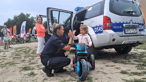 policjantka z dziewczynką przybijające &quot;piątkę&quot;