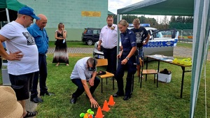 męzczyzna w narkogoglach szukajacy piłeczek