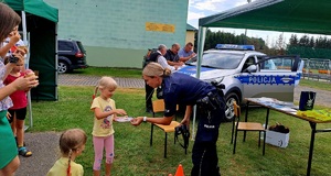 dziewczynka otzrymująca upominej od policjantki