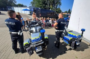 przedszkolaki koło policjantów na motocyklach