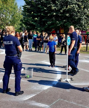 policjanci z uczniem