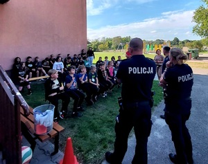 policjanci z uczniami