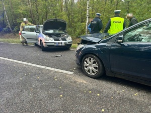 uszkodzonie przody pojazdów po zderzeniu