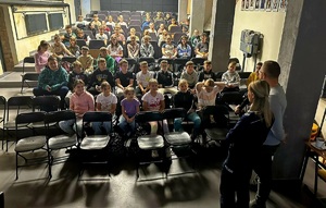 aula wypełniona grupą uczniów