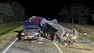 pojazd marki Ford na dachu oraz BMW które w niego uderzyło