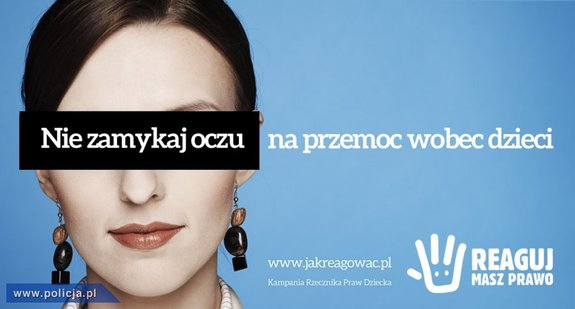 twarz kobiety na niebieskim tle z czarnym paskiem zasłaniającym oczy