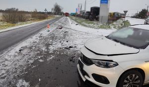 skrzyżowanie ulic i uszkodzone pojazdy Fiat Tipo i pojazd ciężarowy