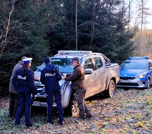 policjanci i strażnicy leśni