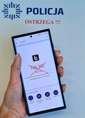 telefon trzymany w dłoni i napis Policja ostrzega