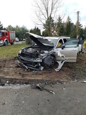 uszkodzony pojazd marki VolVo - rozbity przód