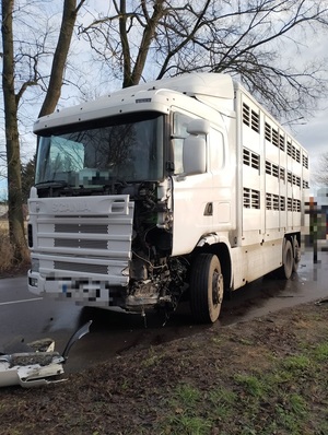 uszkodzony przód pojazdu ciężarowego marki Scania