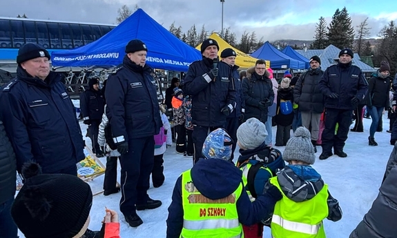 policjanci oraz grupa dzieci w warunkach zimowych podczas inauguracji kampanii &quot;Kręci mnie bezpieczeństwo na stoku&quot;