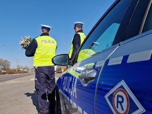 policjanci przed radiowozem