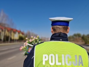 policjant z kwiatami