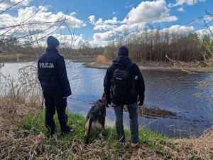 policjant z psem słuzbowym