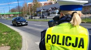 policjantka z miernikiem prędkości