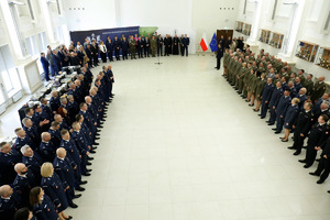 zdjęcie służb mundurowych robione z góry podczas spotkania wielkanocnego