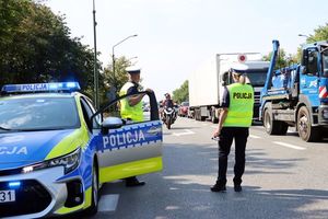 policjanci ruchu drogorwego na jezdni