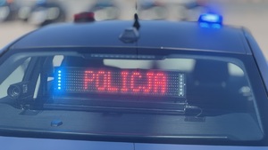 napis policja za szybą radiowozu
