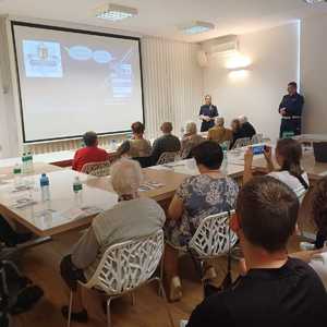 policjnaci w traqkcie debaty i omowienia prezentacji