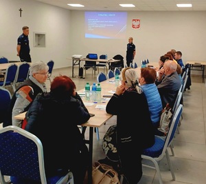 policjanci podczas prelekcji z seniorami