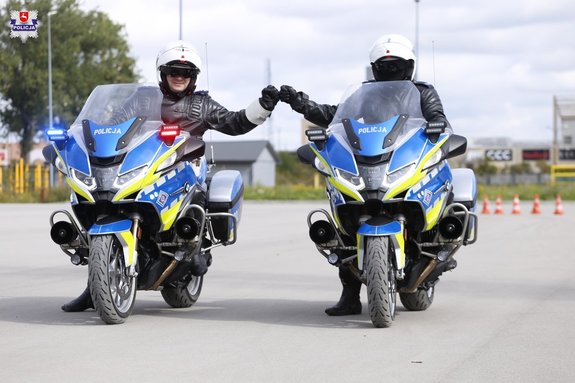 umundurowani policjanci na motocyklach służbowych