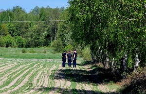 policjanci idacy polem uprawnym