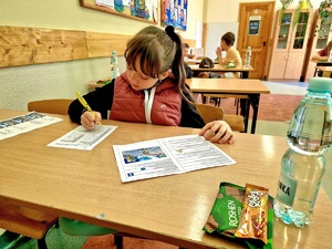 dziewczynka pisząca test