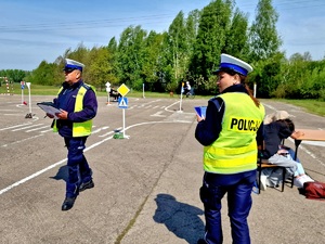 policjanci na miasteczku ruchu drogowego