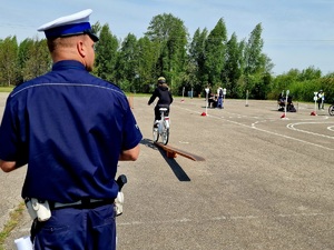 tor sprawnościowy i uczeń na rowerze
