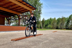 uczeń pokonujący przeszkodę