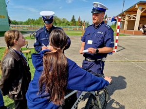 policjanci z uczennicami na rowerach