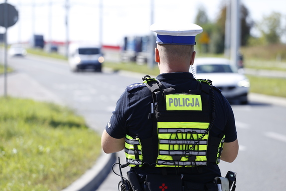 policjant ruchu drogowego tyłem