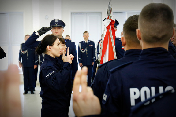 policjanci podczas ślubaowania na sztandar