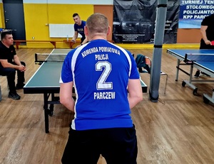 policjant w koszulce Komenda Powiatowa Policji w Parczewie