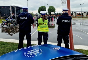 policjanci drogówki podczas zabezpieczania festynu motocyklowego