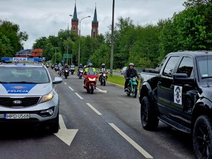 policjanci drogówki podczas zabezpieczania festynu motocyklowego