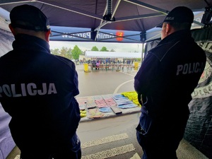 policjanci drogówki podczas zabezpieczania festynu motocyklowego