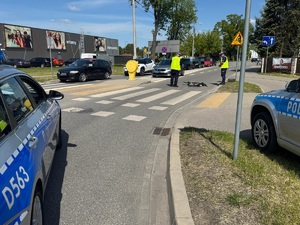policjanci podczas wykonywania oględzin miejsca zszarzenia