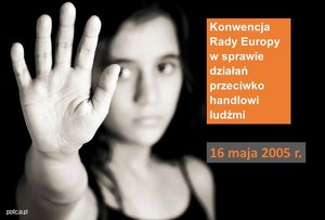 dłoń dziewczynki na czarnym tle