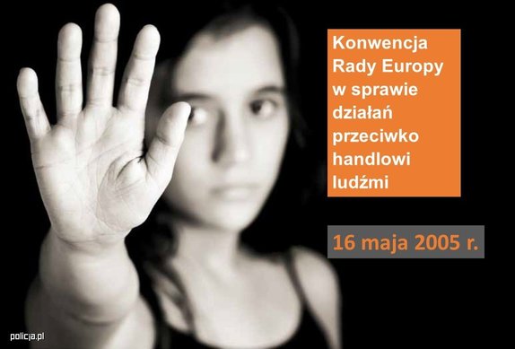 dłoń dziewczynki na czarnym tle