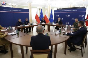 przedstawiciele służb mundurowych przy stole w trakcie natrady