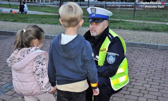 policjant z dwojka dzieci
