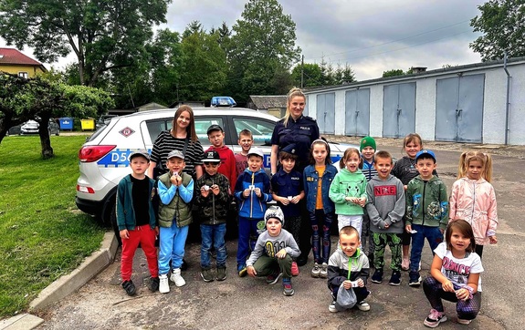 zdjęcie grupowe policjantki z dziećmi