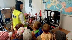 zdjęcie dzieci z technikiem kryminalistyki